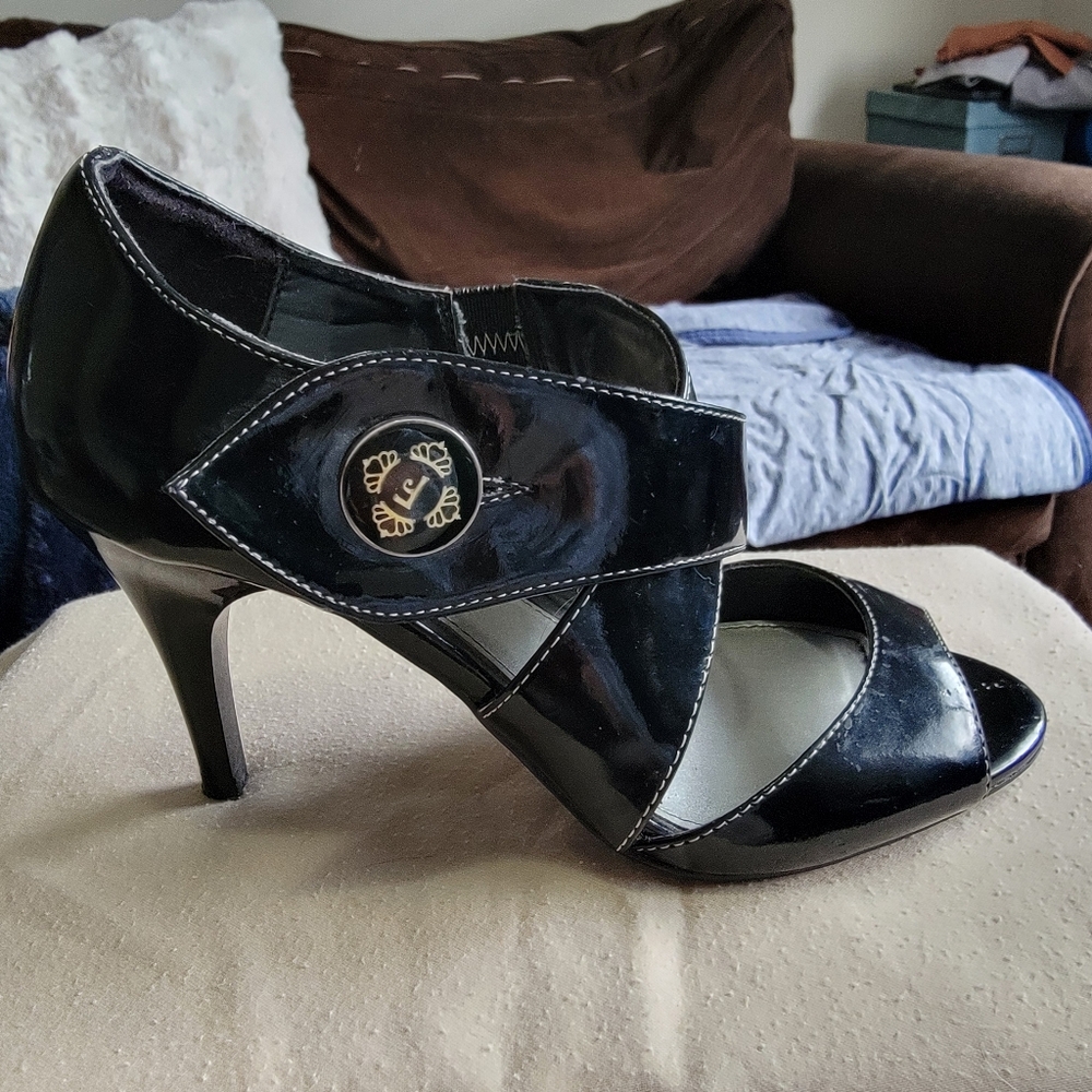 Shiny Black Heels. 6M. Fergalicious.